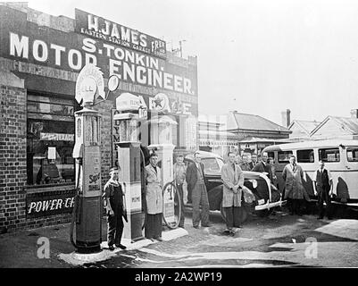 Negative - Ballarat, Victoria, Jan 1939, Mitarbeiter außerhalb H. James Ost Bahnhof Garage. Es gibt Tankstellen für Plume, Shell und Texaco. Es gibt ein Auto und ein Bus im Hintergrund Stockfoto