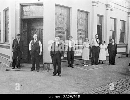 Negative - Ballarat, Victoria, Jan 1939, eine Gruppe von Männern und Frauen außerhalb der Östlichen Station Hotel Stockfoto