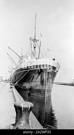 Negative - Port Adelaide, South Australia, 1935, die SS Largs Bay, an einem Port Adelaide Wharf gebunden Stockfoto