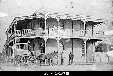 Negative - Ballarat, Victoria, circa 1890, die Lake View Hotel in Ballarat mit einem pferdefuhrwerk Kabine vor. Die Kabine hat ein Zeichen auf seiner Seite lesen "Lake Victoria's'. Es gibt Menschen, die auf der Veranda Stockfoto