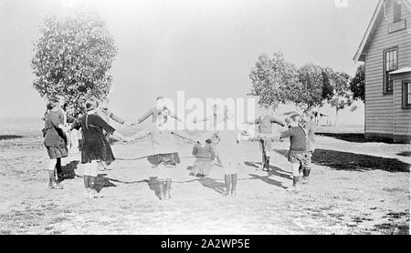 Negative - Dooen North, Victoria, vor 1930, spielende Kinder Ring um die Rosie an Dooen Nord Schule Nr. 2325 Stockfoto