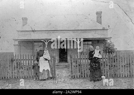 Negative - New South Wales (?), ca. 1900, zwei Frauen mit Kindern vor einem kleinen Holzhaus Stockfoto