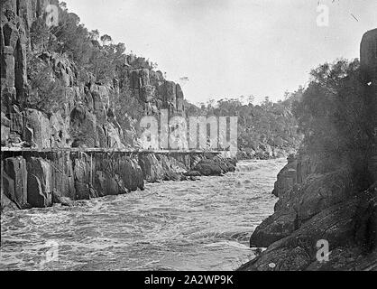 Negative - Cataract Gorge, Launceston, Tasmanien, ca. 1900, Fußweg entlang der Cataract Gorge des South Esk River. Der Fluss ist in der Flut Stockfoto