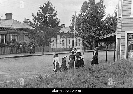 Negative - Launceston, Tasmanien, ca. 1900, Schüler von Launceston College entlang einer Straße Stockfoto