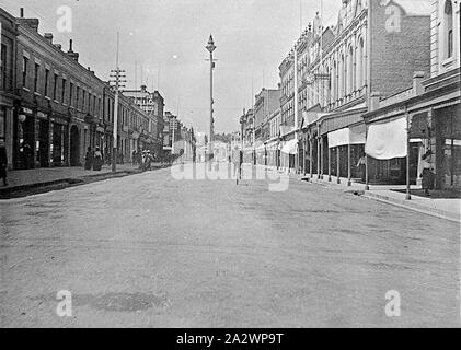 Negative - Launceston, Tasmanien, ca. 1900, einem Mittwoch, die Hälfte - Urlaub in Brisbane Street gibt es ein Radfahrer auf der rechten und eine Reihe von lichtmasten in der Mitte der Straße Stockfoto