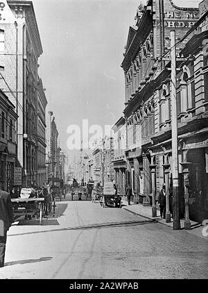 Negative - Melbourne, Victoria, 1900, Little Collins Street Richtung Osten. Es ist ein Pferd und Wagen in der Mitte des Fotos und andere Fahrzeuge an der Seite der Straße geparkt. Bild wurde von gerade östlich der Queen Street genommen Stockfoto