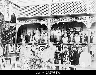 Negative - Ballarat, Victoria, ca. 1925, eine große Gruppe von Menschen auf und vor der Veranda. Es erscheint ein Eingangsportal auf der linken und die Buchstaben "Glen...' sind über der Veranda sichtbar. Einige der Leute sind in Fancy Dress Stockfoto