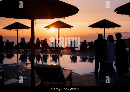 Santorini, Griechenland - 20. Mai 2019: Einige Leute, die Happy Hour bei Sonnenuntergang in Oia. Stockfoto