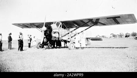 Negative - LASCO Lascoter Flugzeug, See, Victoria, 1937, eine Gruppe von Menschen, die neben einem lasco Lascoter Flugzeug auf See See. Es war, die Leute auf Freude Flüge. Die Lascoter war das Einzige seiner Art von der Larkin Flugzeuge Supply Co.at Coode Island, Melbourne 1929 erbaut. Es war die erste australische entworfen und gebaut, Flugzeug ein Lufttüchtigkeitszeugnis gewährt werden. Es wurde später re-Ottomotor mit einem Armstrong Siddeley Jaguar Motor wie gesehen Stockfoto