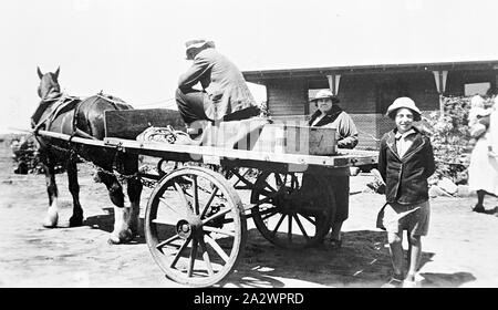 Negative - Red Cliffs, Victoria, 1939, ein Pferd und Wagen vor einem Haus. Ein Mann ist auf der Karre sitzt eine Frau und ein kleiner Junge stand neben ihm. Eine zweite Frau, die ein Baby, erscheint auf der rechten Seite Stockfoto