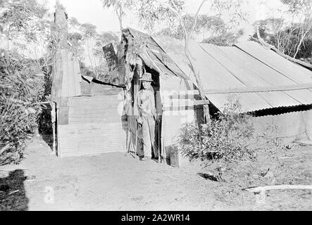 Negative - Florida Villa, Malle Bezirk, Victoria, von Bill Boyd, 1922, in der wahren Pioniergeist, viele Siedler in die Mallee Bezirk ihre ersten Häuser aus welchen Materialien gebaut wurden. Dächer wurden in der Regel aus verzinktem Eisen gebaut, während die Wände der Fibro gemacht wurden - Zement, Recycling, Wellblech oder superphosphate Plünderungen. Solche Häuser, wie dies von Wally Holt aus plünderungen über einen groben Rahmen aus Holz genäht gebaut, wurden als "Florida bekannt Stockfoto