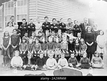 Negative - Manangatang, Victoria, 1923, Lehrer und Schüler an der Manangatang staatliche Schule Nr. 3863 Stockfoto