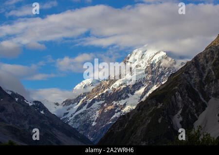 Blick auf den Mount Cook und die umliegenden Berge von Aoraki Mount Cook Village Stockfoto