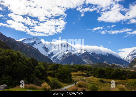 Blick auf den Mount Cook und die umliegenden Berge von Aoraki Mount Cook Village Stockfoto