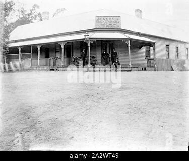 Negative - Black Spur Hotel, Victoria, ca. 1905, Gruppe von Männern, die auf der Veranda von J. von Roche Black Hotel Sporn. Das Hotel wirbt mit guten Einstallung und jede Unterkunft Stockfoto