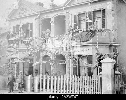 Negative - Ballarat, Victoria, 1901, Personen in einem Haus mit ungeschliffenen Bunting warten auf den Royal Carriage diese für den Herzog und die Herzogin von York (dem späteren König George V und Königin Mary gewesen wäre Stockfoto