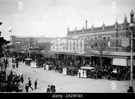 Negative - Bendigo, Victoria, 01.10.1915, eine Reihe von gestalteten Autos entlang der Straße mit Krankenschwestern stand neben Ihnen geparkt. Es gibt Massen von Zuschauern. Der Anlass kann Krankenhaus Rose Tag gewesen. Die Bendigo Business College ist auf der anderen Straßenseite Stockfoto