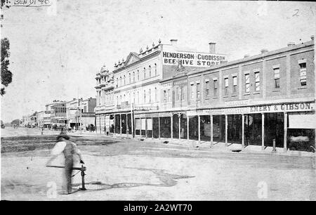 Negative - Bendigo, Victoria, ca. 1890, Pall Mall mit einer mit einer Pumpe in den Vordergrund Mann. Im Hintergrund sind Geschäfte, einschließlich Henderson & Cuddisson der Bienenstock speichert, Melbourne Cash Store und Schmirgel und Gibson Stockfoto