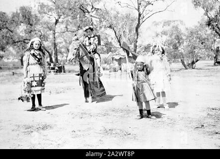 Negative - Wentworth District, New South Wales, um 1910, drei junge Mädchen und ein Junge in Fancy Dress. Der Junge ist auf einem Esel montiert Stockfoto