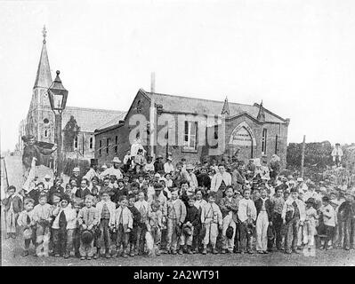 Negative - Schüler der Golden Square gemeinsame Schule. 279, Bendigo, Victoria, vor 1873, Schüler vor der gemeinsamen Schule Nr. 279. Die vorliegende Unionskirche in den Hintergrund und es wird vermutet, dass die schulgebäude sind jetzt Teil der Unionskirche Komplex Stockfoto