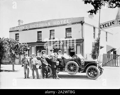 Negative - Gisborne, Victoria, 1913, ein Mann und drei Frauen in einem Auto außerhalb Hann Victoria's Hotel. Vier Männer stehen neben dem Auto. Es gibt ein Schild "Radfahrer" sichtbar auf der rechten Seite Stockfoto