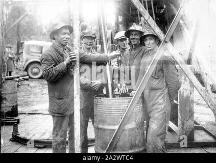 Negative - Lakes Entrance, Victoria, 1930, Arbeiter am Öl bohren von Best Western Colonial Nr. 1 rig Stockfoto