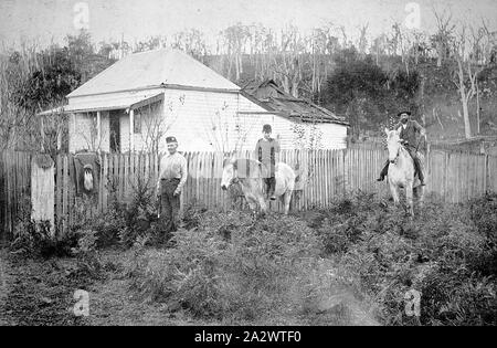 Negative - Glen Allendale Bezirk, Victoria, ca. 1895, Mcintyre's Cottage auf den Mitchell River. Es ist ein Mann und ein Junge auf dem Pferd, während ein dritter Mann steht durch den Zaun Tragen eines Glengarry. Es ist ein SPORRAN (und Kilt?) hängt am Zaun Stockfoto