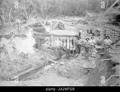 Negative - Bairnsdale Bezirk, Victoria, ca. 1895 Bergleute mit ihrer Mine und Schleuse Stockfoto