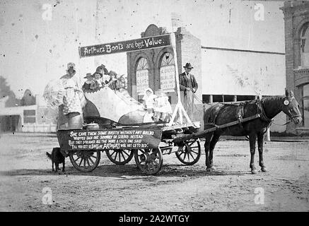 Negative - Bairnsdale, Victoria, etwa um 1900, ein Pferd Schwimmer in einem karnevalsumzug. Das Thema der Schwimmer ist "die alte Frau, die in einem Schuh gelebt" und ein Zeichen auf der Seite liest: Sie gab ihnen einige Brühe ohne Brot/Schlagsahne jedes solide oder schimpfte statt / aber sie schrie umso mehr und Jeder sagte / "bis Sie uns Stiefel bei Arthur's Wir nicht zu Bett gehen. Ein Schild über dem float lautet: Arthur's Stiefel sind beste Wert Stockfoto