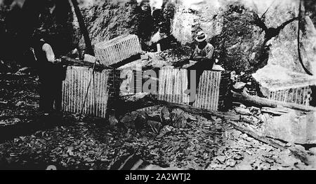 Negative - Süd Buchan, Victoria, ca. 1920, Männer Trennen von Marmor, die nach London verschifft werden Australien Haus zu bauen. Der Marmor war aus dem Süden Buchan Marmorsteinbruch Stockfoto