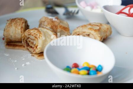 Fast food Candy Bar Desserts während Food Festival. Crepes und langosi Sinne gogosi, gefüllt mit verschiedenen Zutaten wie Schokolade, Süßigkeiten und sug Stockfoto