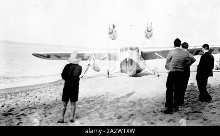 Negative - SAUNDERS-ROE SARO EIN 17 "Cutty Sark", Boot am Strand, Cowes, Phillip Island, Victoria, 1933, Nummer der Eintragung teilweise auf der Unterseite der Flügel sichtbar deutet darauf hin, dass dieses Flugzeug das SARO EIN 17/2 nach Australien exportiert und registriert wurde als VH-UNV für Matthews Aviation Pty Ltd., die Fluggesellschaft gegründet, die von Captain George Campbell Matthews (1884-1958) im Jahre 1930. Das Flugzeug wurde in Kisten auf dem Dampfer "Ballarat' importiert und errichtet in Essendon Airport nach seiner Ankunft im März Stockfoto