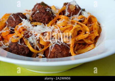 Hackfleischbällchen mit Tomatensauce, Spaghetti und geriebenen Käse auf weißer Tisch, Nahaufnahme im Restaurant in Amsterdam Die Niederlande Stockfoto