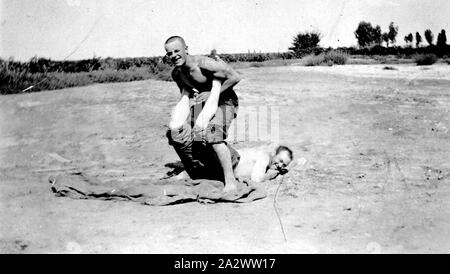 Negative - Mildura, Victoria, ca. 1925, zwei Männer wrestling Stockfoto