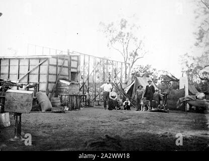 Negative - Merbein South, Victoria, 1911, eine Familie, die vor ihren Zelten. Sie bauen ein neues Haus von Rahmen mit hessischen. Sie waren original Siedler in diesem Bereich Stockfoto