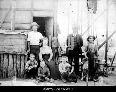 Negative - Merbein South, Victoria, 1911, eine Familie, die außerhalb ihrer neuen Heimat, von der Hessischen gebaut auf einem hölzernen Rahmen Stockfoto