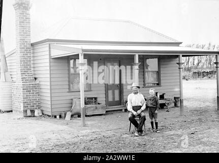 Negative - Merbein South, Victoria, 1911, ein Mann und eine junge vor einem kleinen Holzhaus. Dies war das erste Haus von Mai und Jim MacKay Stockfoto