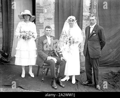 Negative - New South Wales, ca. 1915, eine Hochzeit Portrait mit der Braut und Bräutigam und ihren Begleitern Stockfoto