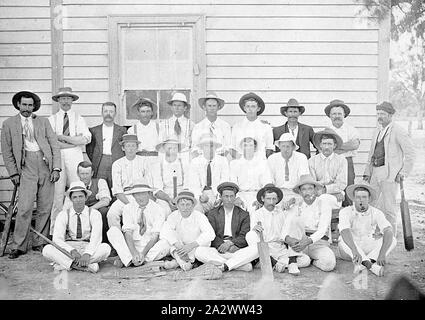 Negative - New South Wales, um 1910, ein Cricket Team und ihre Anhänger Stockfoto