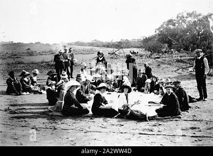 Negative - Wentworth District, New South Wales, um 1910, ein Picknick im Sandhills auf 'Balcatherine' Bahnhof Stockfoto