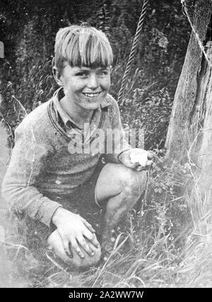 Negative - Shepparton Bezirk, Victoria, ca. 1935, ein Junge mit Vogeleiern Stockfoto