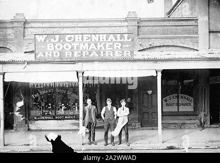 Negative - Pinjarra, Victoria, ca. 1925 Mitarbeiter außerhalb der Shop von w.j. Chenhall - Bootmaker und Werkstatt Stockfoto