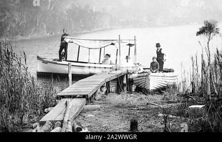 Negative - Metung, Victoria, um 1910, zwei Boote an einem Steg an der Chinaman Creek auf der Gippsland Lakes. Ein Boot hat eine Markise Stockfoto