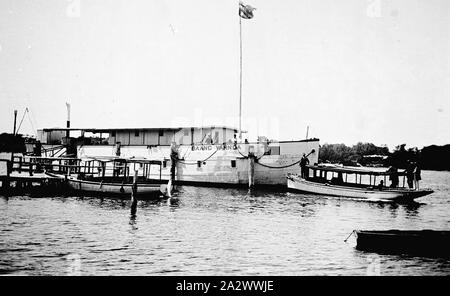 Negative - Cunningham, Victoria, ca. 1915, Boote an einer Pier auf der Gippsland Lakes. Die größte ist die "Baang Yarnda "scheinbar als Hausboot verwendet Stockfoto