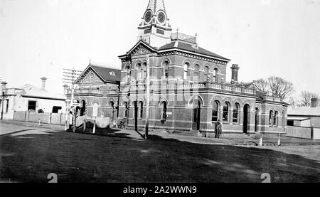 Negative - Pinjarra, Victoria, circa 1925, die traralgon Post und dem Traralgon Court House Stockfoto