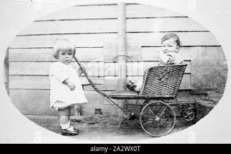 Negative - New South Wales (?), ca. 1920, zwei kleine Kinder mit einem Kinderwagen Stockfoto