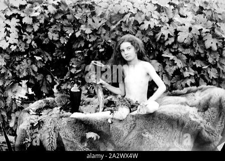 Negative - balranald District, New South Wales, 1902, ein junges Mädchen auf einem schaffell Teppich und Holding Horn ist ein Stier. Sie trägt nur ein "lendenschurz" der Blätter. Das Foto wurde auf 'kerri Kerri' Bauernhof genommen Stockfoto