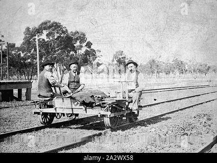 Negative - Goulburn Valley, Victoria, ca. 1915, drei Männer auf einer Push Auto auf der Bahn Stockfoto