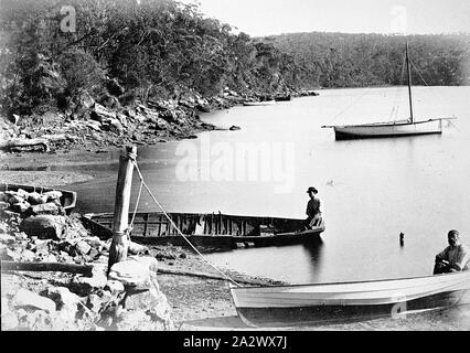 Negative - Lane Cove, New South Wales, 1878, zwei Männer in der Zeile Boote am Strand in Lane Cove im Hafen von Sydney Stockfoto