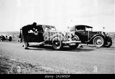 Negative - Bacchus Marsh, Victoria, 1937, Bild am 19. September 1937 berücksichtigt. Bild zeigt eine Veranstaltung des Riley Motor Club von Australien (dieser Club wurde geöffnet von Juli 1936 bis Dezember 1937, aber ein neuer Verein mit dem gleichen Namen im Jahre 1958 gestartet wurde). Die Veranstaltung ist eine halbe Meile Sprint auf der offenen Straße zwischen Bacchus Marsh und Gisborne gehalten Stockfoto